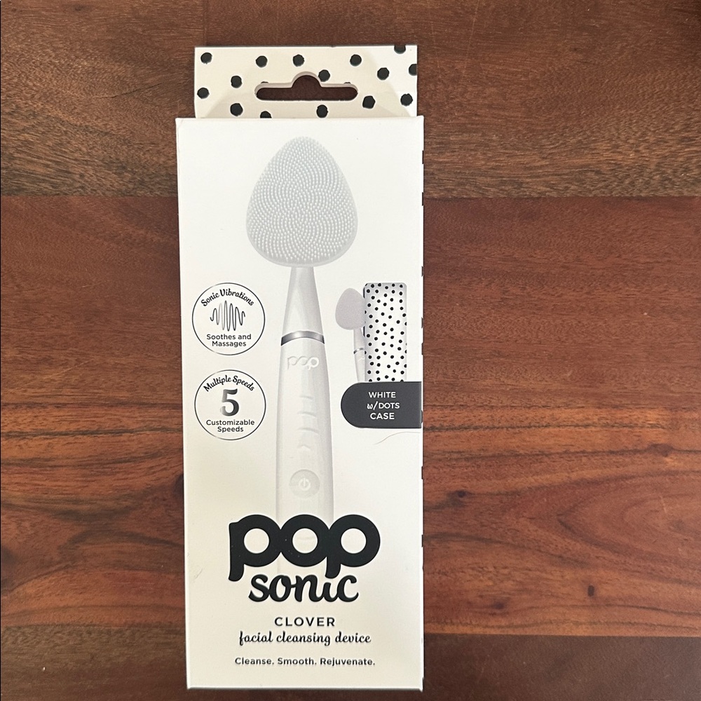 NWT Pop Sonic Clover Facial Cleansing Device with Case